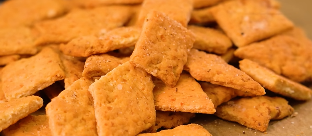 ხრაშუნა არომატული ხახვის კრეკერები