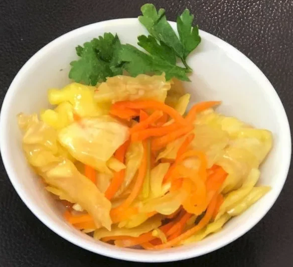 კომბოსტოს მწნილი კორეულად ყვითელი ყვავილით (შაფრანით).