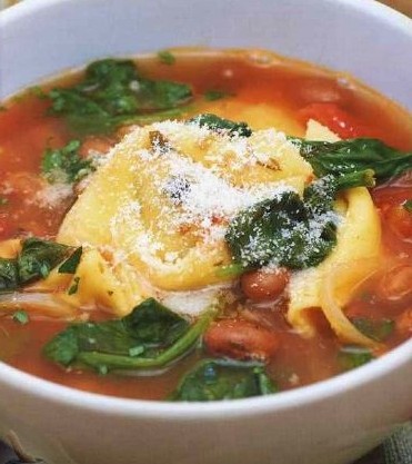 პომიდვრის სუპი ლობიოთი, ისპანახითა და ტორტელინით