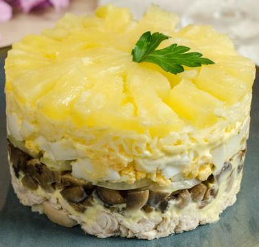 ფენოვანი სალათი ანანასით, ქათმით, შემწვარი შამპინიონებითა და ყველით