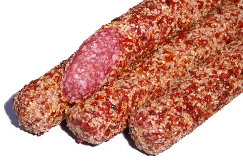 ძეხვი „ჩორიზო“ სანელებლების ნაყარში — მოხარშულ-შებოლილი ძეხვის პიკანტური რეცეპტი შინაურ პირობებში.