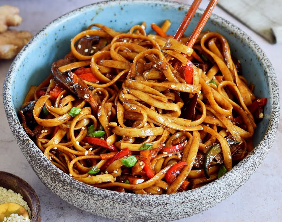 აზიური ატრია ბოსტნეულით და სოუსით