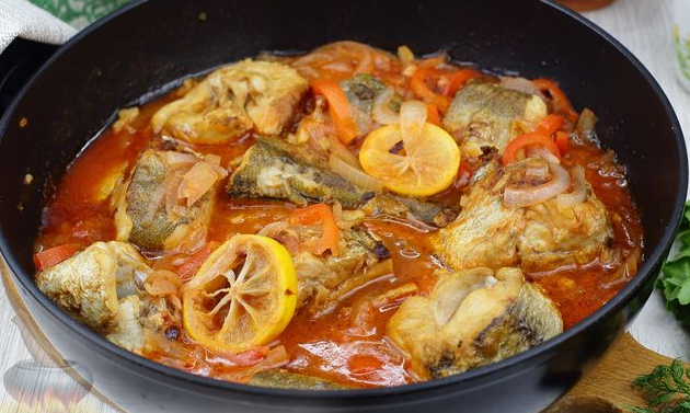 ჰეკი, ჩაშუშული ტომატის სოუსში ბოსტნეულით, ლიმონითა და კოჭათი