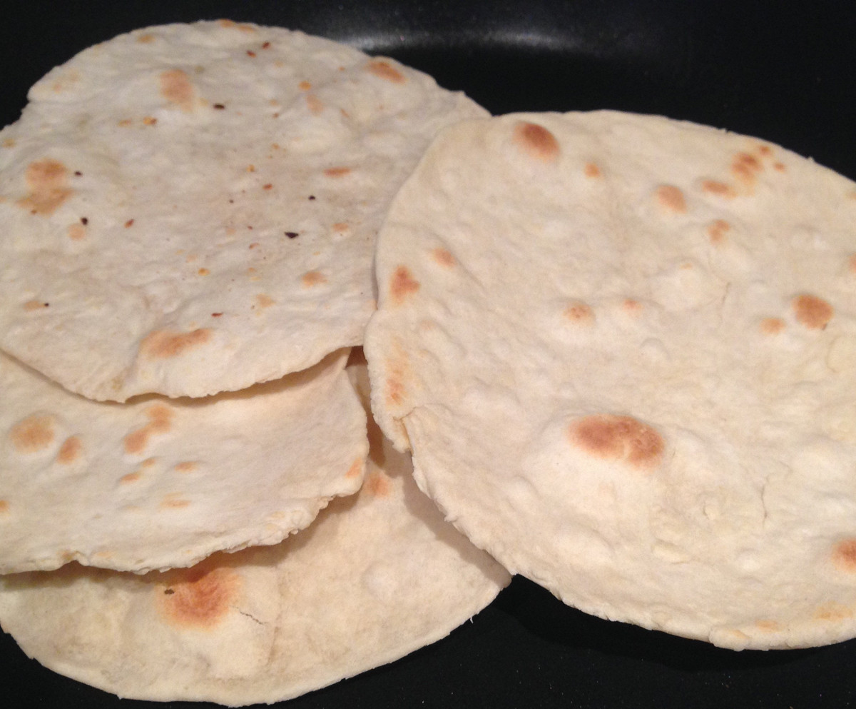 ხორბლის ფქვილისგან შეგიძლიათ მოამზადოთ თხელი ლავაშები — როგორც ტაფაზე, ისე ღუმელში.