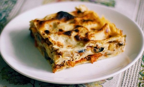 გამომცხვარი ბოსტნეულის ლაზანია ხმელთაშუა ზღვის სტილში.