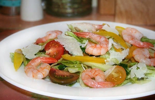 ბოსტნეულის სალათი კრევეტებით