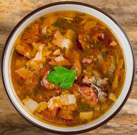 ტომატის წვნიანი მჟავე კომბოსტოთი და შებოლილი ძეხვეულით